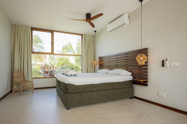 Luxury villa with pool, jacuzzi & sea view near Jan Thiel Beach