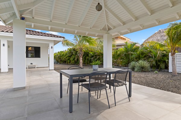 Blue Bay – Charming Villa with Pool and Golf Course Views