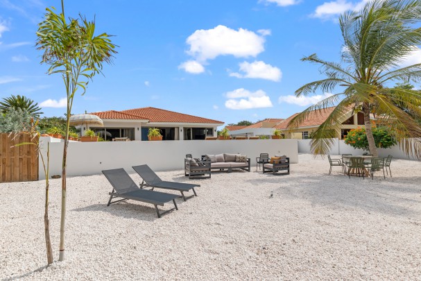 Blue Bay &ndash; Fraai gerenoveerde villa met zwembad aan golfbaan  