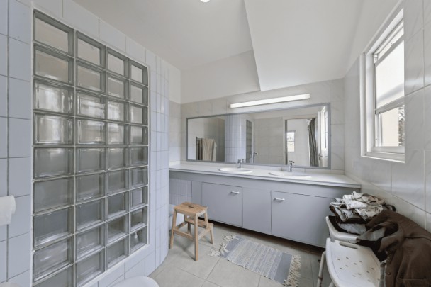 Spacious home with ocean view in central location near Mambo Beach