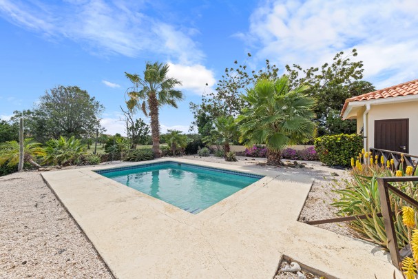 Blue Bay L-section &ndash; three-bedroom villa with a lovely outdoor space