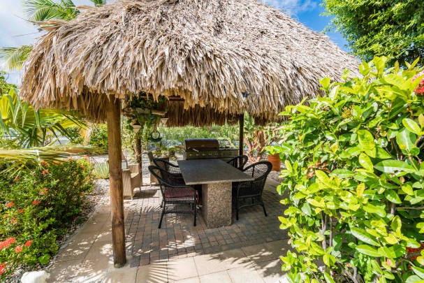 BlueBay O-35 &ndash; Ruim en sfeervol huis met appartement en zwembad