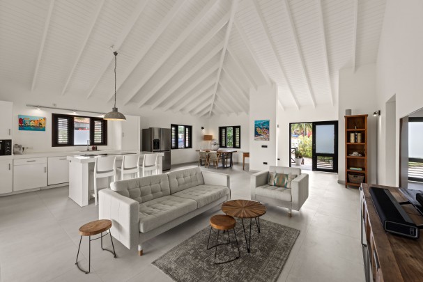 Blue Bay - Stylish 5-Bedroom Villa with Pool on the Golf Course
