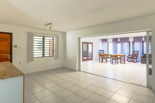 Spacious 3-bedroom villa with separate apartment