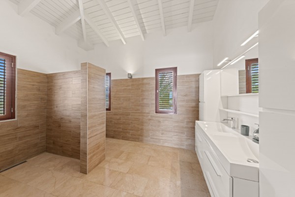 Luxury Blue Bay villa with sea view, pool & guest apartment