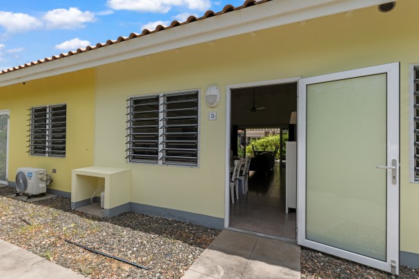 Blue Bay BB 39 – Ruime villa met zwembad en zeezicht
