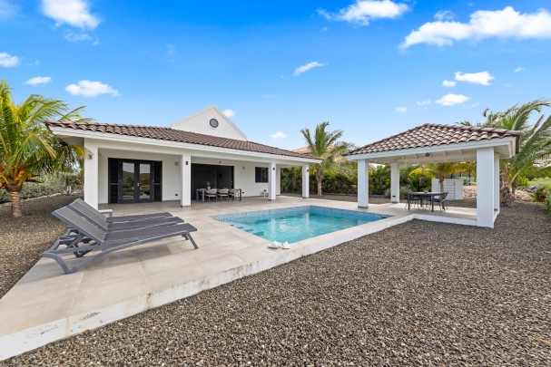 Blue Bay – Charming Villa with Pool and Golf Course Views