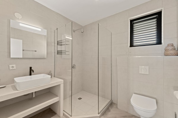 Blue Bay – Royale Villa met Zeezicht, Zwembad & 2 Appartementen