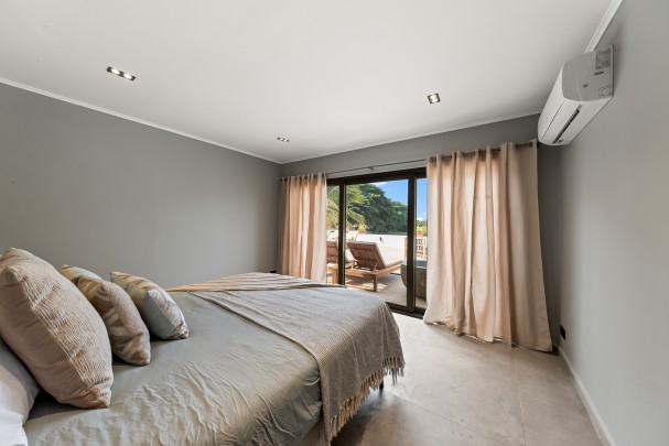 Blue Bay &ndash; Fraai gerenoveerde villa met zwembad aan golfbaan  