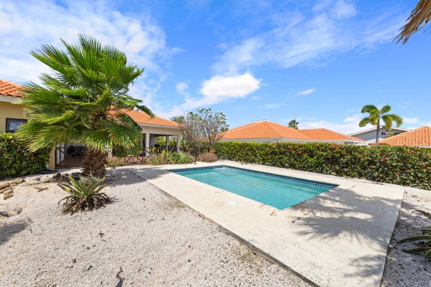 Blue Bay L-section &ndash; three-bedroom villa with a lovely outdoor space