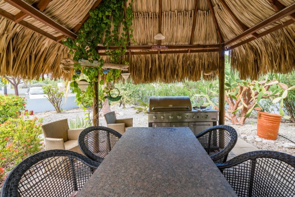 BlueBay O-35 &ndash; Ruim en sfeervol huis met appartement en zwembad