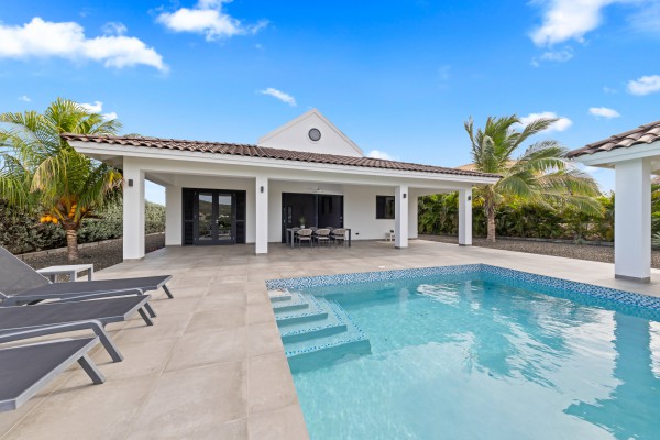 Blue Bay – Charming Villa with Pool and Golf Course Views