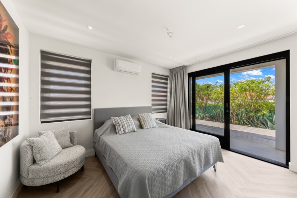 Blue Bay – Royale Villa met Zeezicht, Zwembad & 2 Appartementen