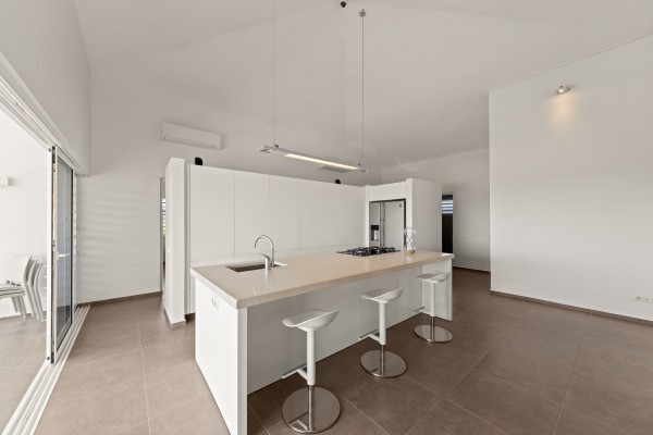 Jan Sofat – Woning met twee appartementen en uitzicht op spaans water