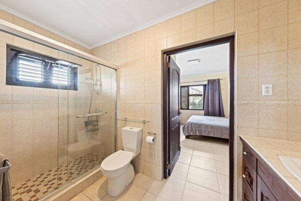 Blue Bay &ndash; Grote villa met twee ruime appartementen