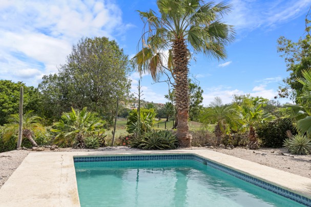 Blue Bay L-section &ndash; three-bedroom villa with a lovely outdoor space