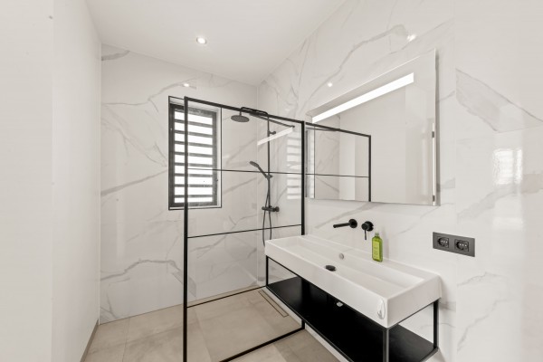 Blue Bay | Move-in ready new-build apartment with garden and pool view