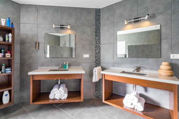 BlueBay O-35 – Ruim en sfeervol huis met appartement en zwembad