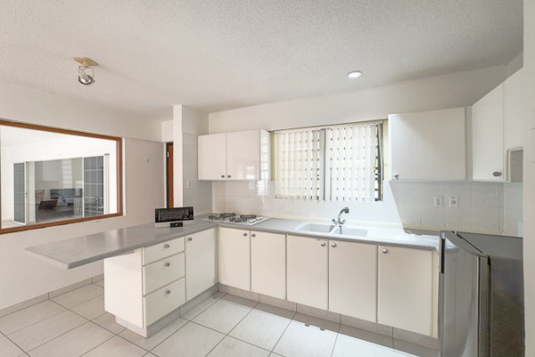 Spacious 3-bedroom villa with separate apartment