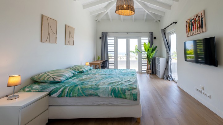 Blue Bay Villa with Pool and Spacious Garden