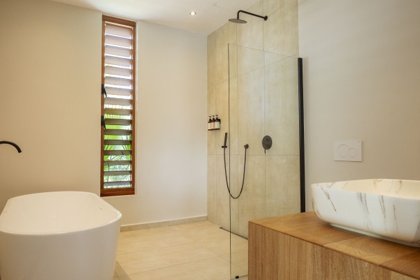 Luxury villa with pool, jacuzzi & sea view near Jan Thiel Beach