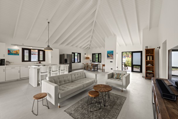 Blue Bay - Stylish 5-Bedroom Villa with Pool on the Golf Course