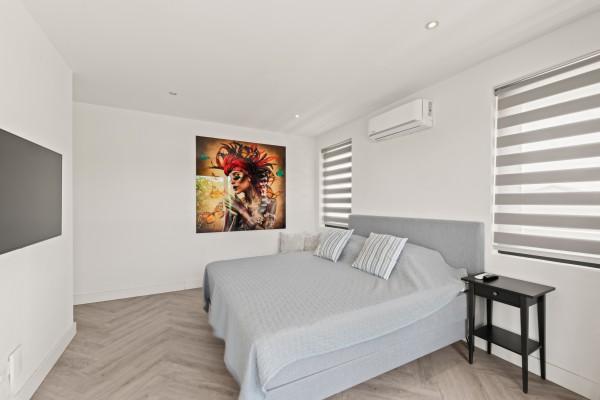 Blue Bay – Royale Villa met Zeezicht, Zwembad & 2 Appartementen