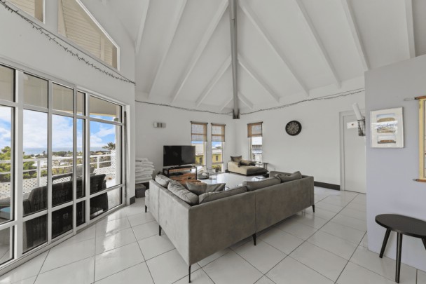 Spacious home with ocean view in central location near Mambo Beach