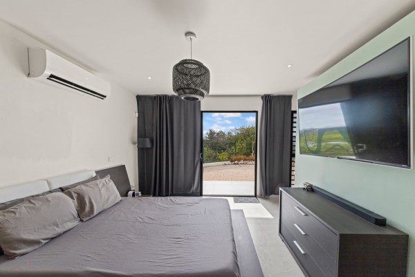 Beautiful Contemporary Villa Overlooking Spanish Water