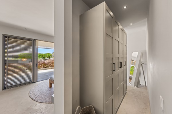 Luxury Villa with 4 Bedrooms, Pool & Guest Suite in Blue Bay