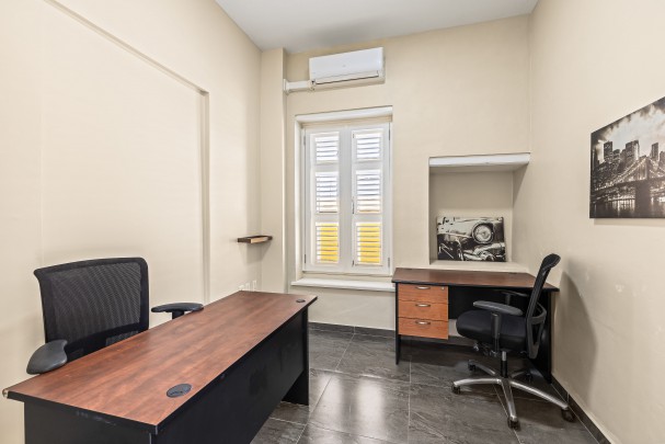 Stylish 10-Office Business Center in Historic Otrobanda