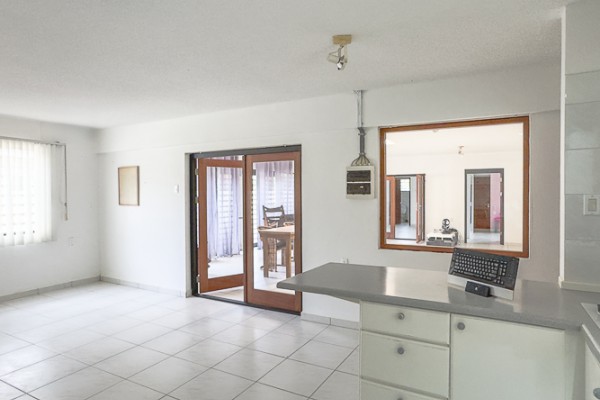 Spacious 3-bedroom villa with separate apartment