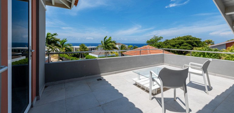 Blue Bay Villa with Pool and Spacious Garden