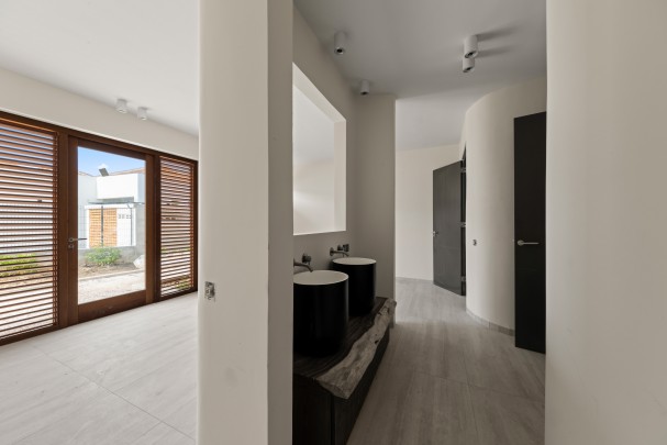 Blue Bay – High-end, luxurious newly built villa with rental potential
