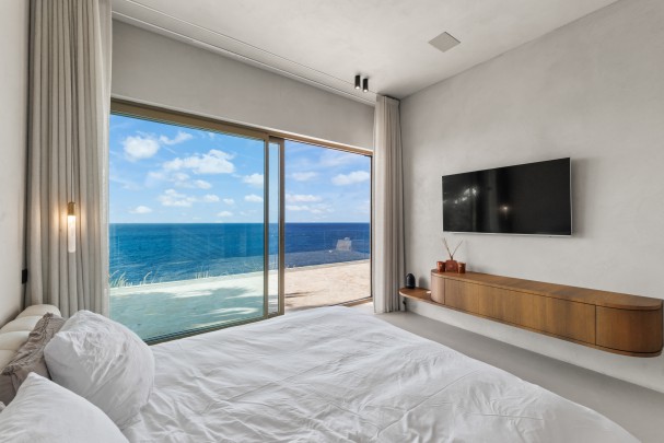Blue Bay &ndash; Spectaculaire klif villa op exclusieve B-sectie   
