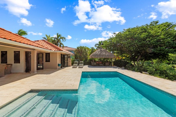 Blue Bay &ndash; Tropische villa met prachtig uitzicht 