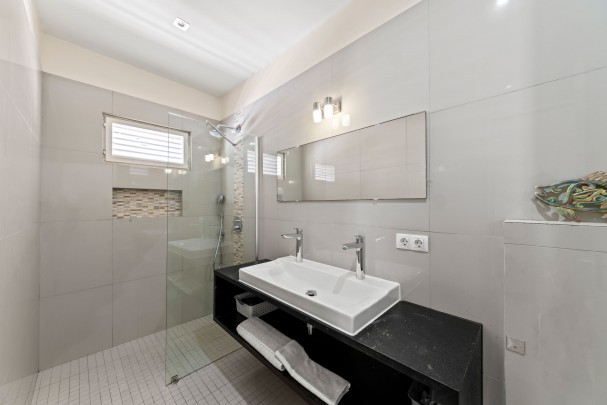 Blue Bay BO 4 &ndash; Elegant villa with unique views over the golf course