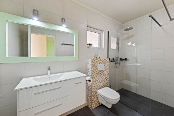 Sun Valley - Modern Detached Home with Garage on Spacious Lot