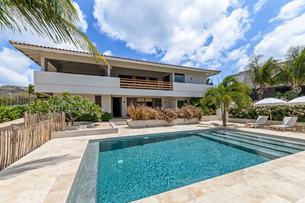Luxury Villa with 4 Bedrooms, Pool & Guest Suite in Blue Bay