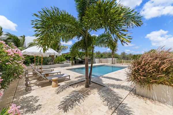 Luxury Villa with 4 Bedrooms, Pool & Guest Suite in Blue Bay