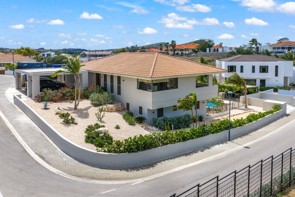Luxury Villa with 4 Bedrooms, Pool & Guest Suite in Blue Bay