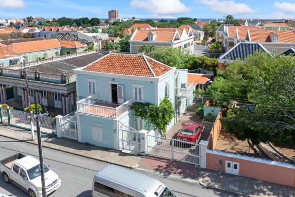 Otrobanda - Spacious monumental townhouse with city garden and parking
