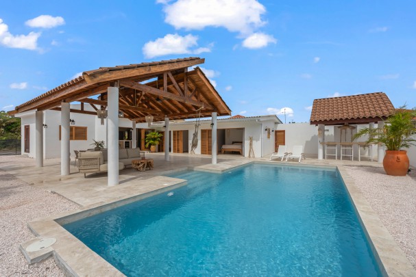 Julianadorp - Modern renovated detached villa with swimming pool
