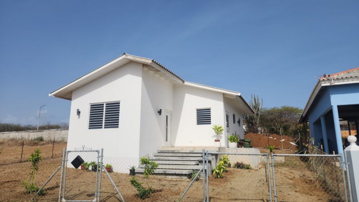 Comfortabele moderne woning met twee slaapkamers en tuinruimte