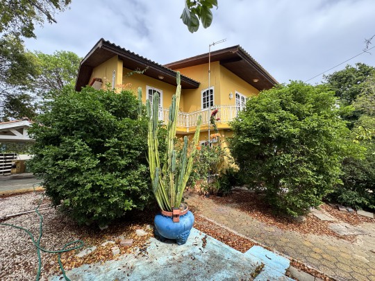 Spacious 4-Bedroom Home with Rooftop Terrace and Garden