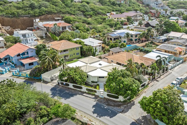 Spacious 3-bedroom villa with separate apartment
