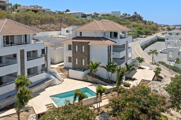 Blue Bay-Luxuriously furnished new-build penthouse in a prime location