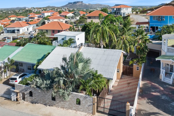 Hanenberg – Tropical vacation home with pool and private bar