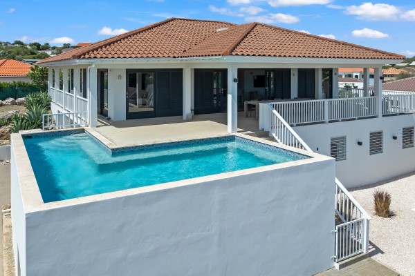 Blue Bay – Royale Villa met Zeezicht, Zwembad & 2 Appartementen