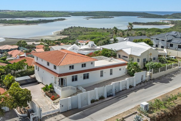 Seru Bottelier – Luxury Villa with Pool and Panoramic Salt Flats Views